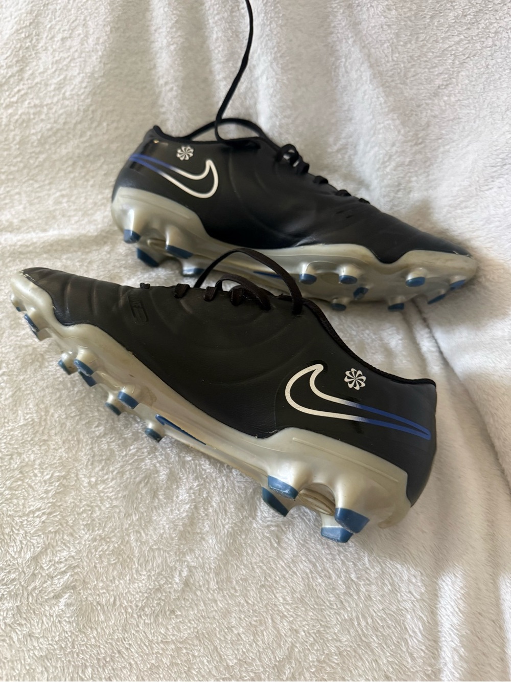 Nike Unisex Size 6 Black and Blue Soccer Cleats